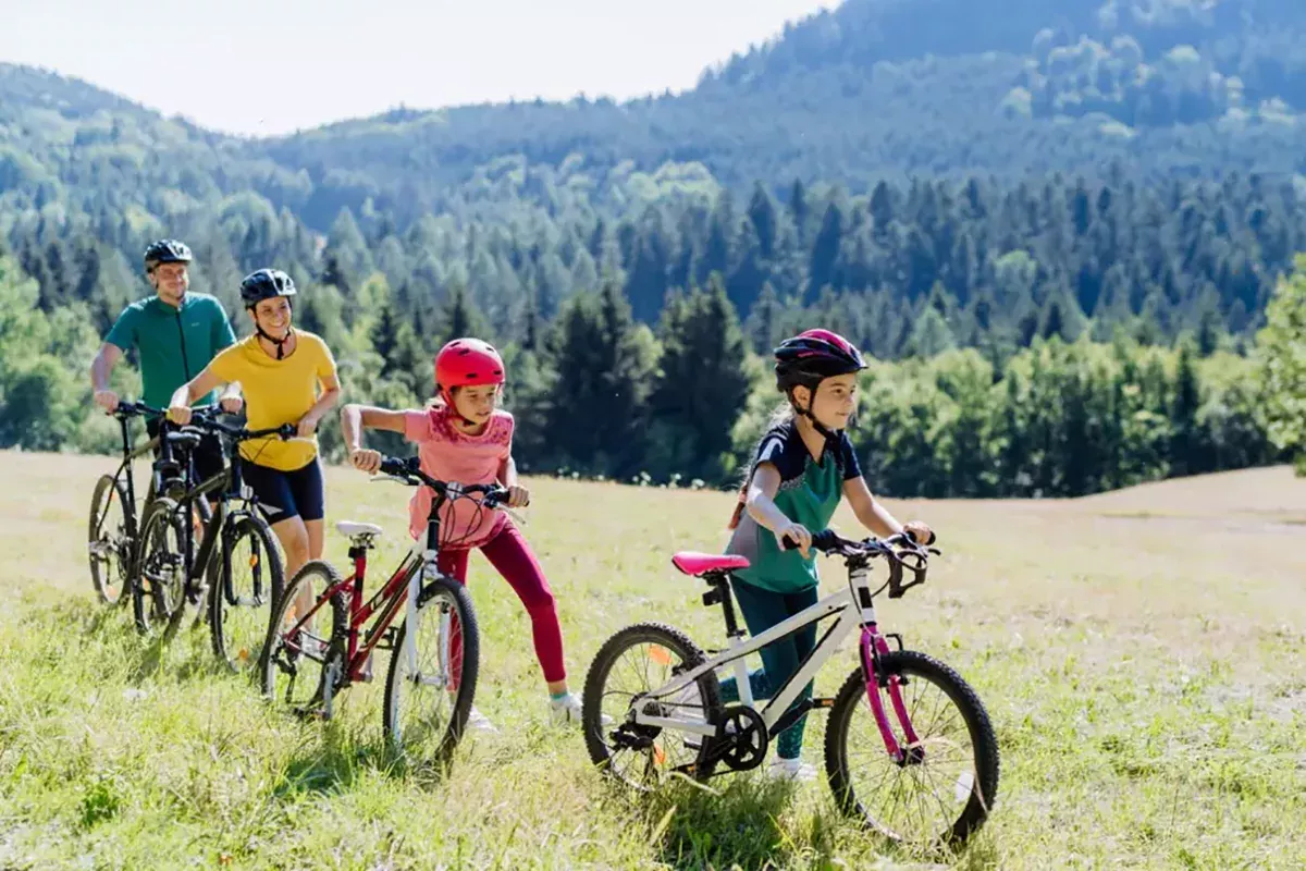 Велоспорт на свежем воздухе — отличное занятие для всей семьи